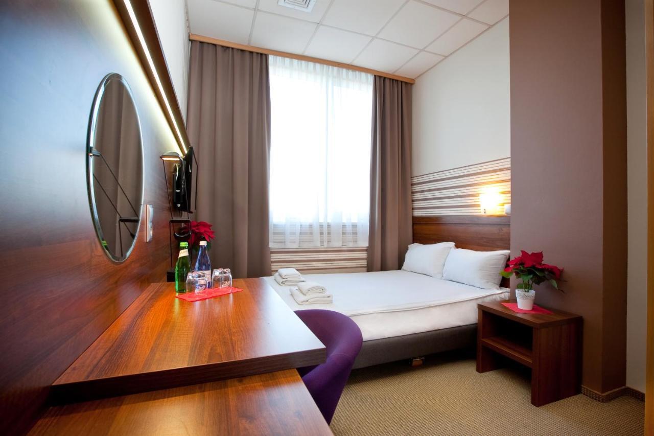 Hotel Aspel クラクフ エクステリア 写真