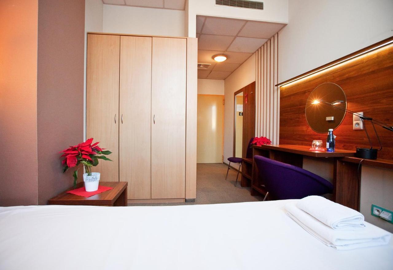 Hotel Aspel クラクフ エクステリア 写真